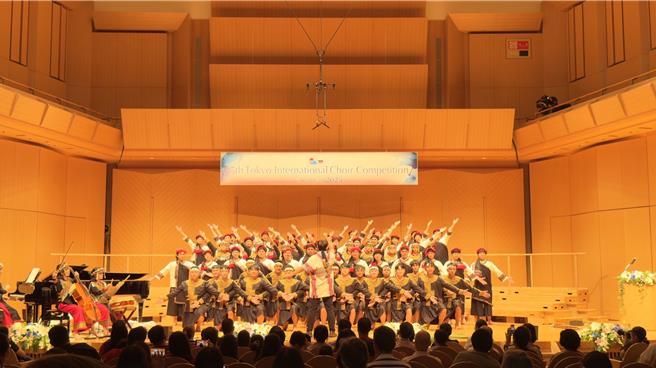 高雄六龜「尼布恩合唱團」27日在第7屆東京國際合唱大賽前夕，遭遇大陸抗議後，國旗被迫撤除及改名「Chinese Taipei」的政治干擾，但最終以95.9高分勇奪民謠組金牌。（立委邱議瑩服務處提供）