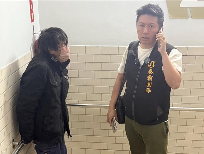 賓賓哥（右）熱心助人。（泰霸團隊提供）