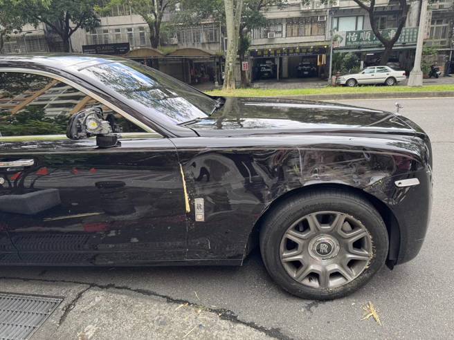 78岁老翁驾驶百万劳斯莱斯，不慎衝撞前方骑自行车的少年。（图／警方提供）