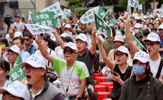 第11届立法委员及新竹市第11届市长罢免案26日进行投开票，反共护台志工联盟在立法院外举行开票之夜，随着不同意票逐步升高，参与民眾神情凝重挥舞手中旗帜。（中时资料照，姚志平摄）
