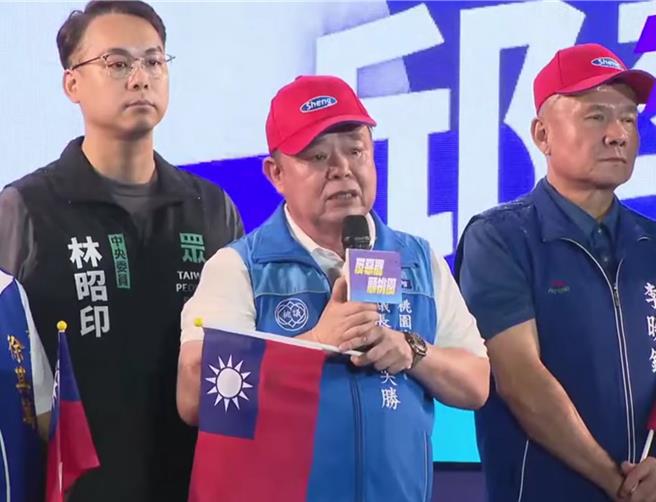 桃園市議長邱奕勝不但讓組織盤動起來，更促成藍白合，在投票率下降下，還有3席能遠超過當選票數，「桃園王」當之無愧。(蔡依珍攝)