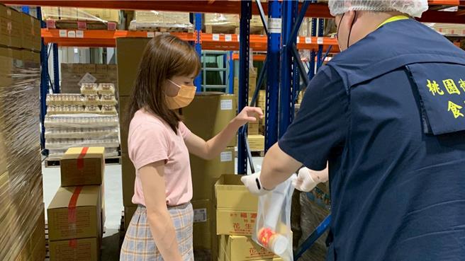 新竹福源顆粒花生醬被檢出黃麴毒素超標，桃園市衛生局前往位於蘆竹的批發商稽查。(翻攝照片)