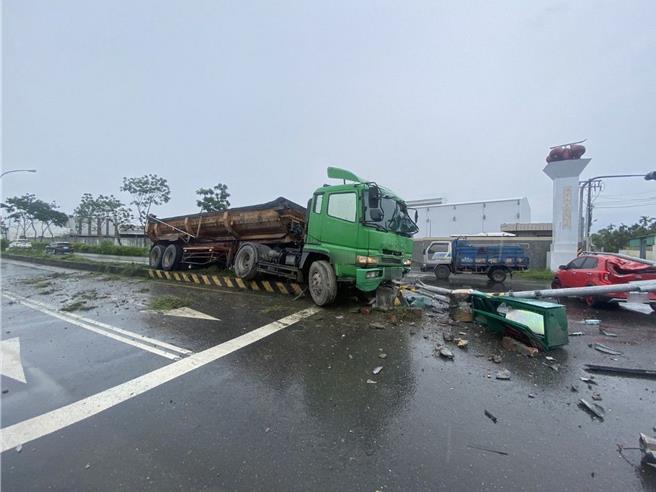 屏东县新埤乡台1线南下425公里处，砂石车疑煞车失灵自撞安全岛上的号志杆，波及自小客车，2车驾驶皆受轻伤。（警方提供／罗琦文屏东传真）