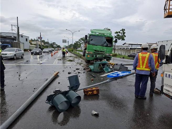 屏东县新埤乡台1线南下425公里处，砂石车疑煞车失灵自撞安全岛上的号志杆，造成交通壅塞。（警方提供／罗琦文屏东传真）