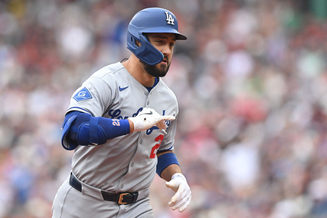 道奇外野手康佛托打擊逐漸回溫，但成績仍未達身價預期，深陷交易傳聞。（圖／路透）