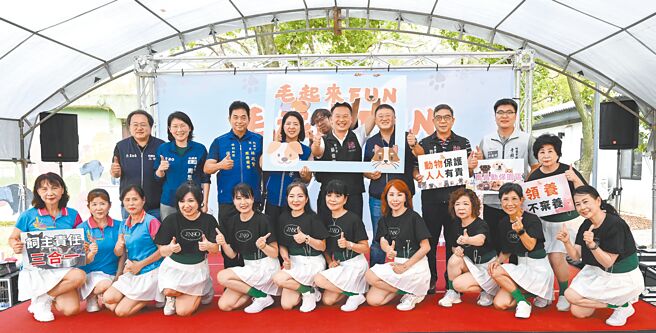桃园市动保处27日在南昌动物保护教育园区举办「毛起来Fun宠物嘉年华」，副市长苏俊宾（后排右四）表示，市府致力让桃园成为动物友善城市。（蔡依珍摄）