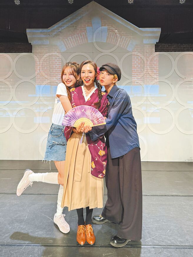 安心亚（左）、黄薇渟（右）欣赏闺蜜康茵茵主演的舞台剧《西门町一番地》，姐妹开心合影。（经纪人提供）