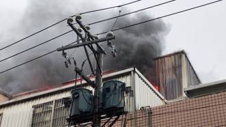 桃園平鎮工廠清晨火警！塑膠製品狂燒冒黑煙 消防急灌救