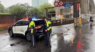 強降雨地下道積水  桃警封鎖疏導配合養工處抽水排除