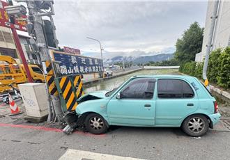 婦人駕車自撞關山變電箱 頭臉多處出血急送醫
