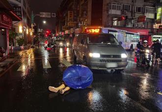蘆洲婦過馬路遭撞！全身傷雨中悽慘倒地 駕駛瞄一眼棄車就逃