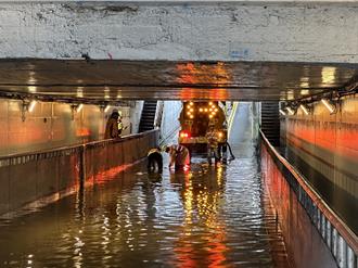 暴雨突袭！桃园民族地下道淹水70公分一度封闭