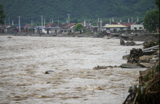 影》連日暴雨恐怖畫面曝！北京累計30人亡   居民急奔屋頂等待直升機