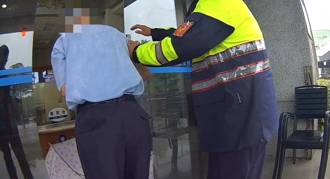 冒着大雨离家到派出所诉苦 原因曝光！乌日警秒变辅导老师