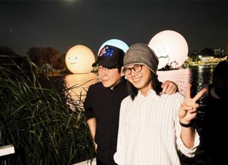 五月天現蹤北京竟沒人認出  瑪莎冠佑成功夜訪朝陽湖畔