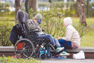 新制上路聘外籍看護要等6＋N天？勞動部揭審查規則