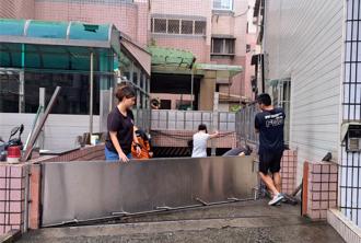 豪雨假賺到一天？高雄居民領沙包備戰 里長：上次颱風淹怕了
