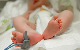 最強男嬰全球暴紅「手握避孕器」出生  婦產科醫點破1件事