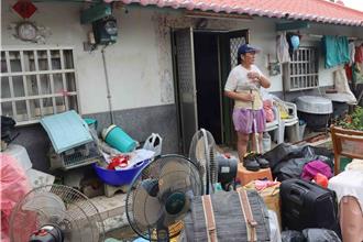 卓榮泰訪視嘉縣淹水區 災民哭喊：家具全毀、脊椎發炎還得清水