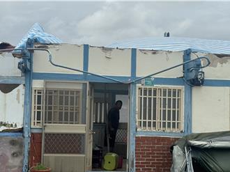 7旬獨居翁靠帆布苦撐破屋 雨勢猛灌積水清不完 只求天公伯停手