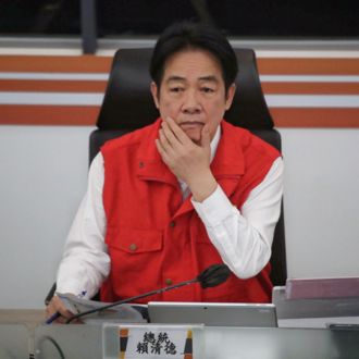 大罷免大失敗後首露面  賴清德視察中央災害應變中心