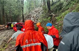 找到了！男独攀屋我尾山失联10多日 警消搬运下山将相验