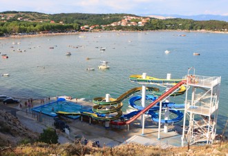 父親抱著玩滑水道意外脫手　1歲多女童4米高墜地慘死