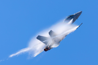 惊险一瞬！西班牙F-18大黄蜂战机在海滩表演差点坠毁