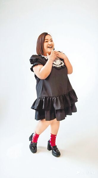 鍾欣凌搭檔信組CP 害羞冒粉紅泡泡