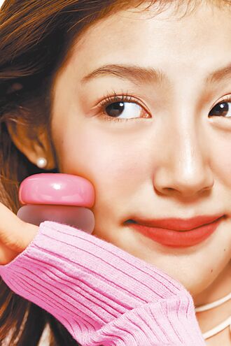 IU、章若楠初戀感彩妝搶市