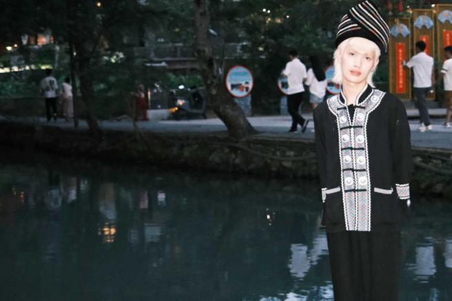 锺明轩用交友软体反被网友质疑盗图。（图／翻摄自锺明轩脸书）