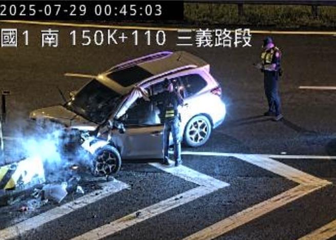 国道一号三义交流道29日凌晨发生沈姓男子驾车自撞匝道死亡。（翻摄自国道监视器／谢明俊苗栗传真）