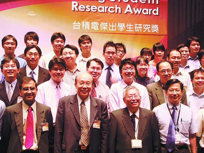 羅唯仁（前排右二）帶團隊獲得逾1500項專利。(資料照)
