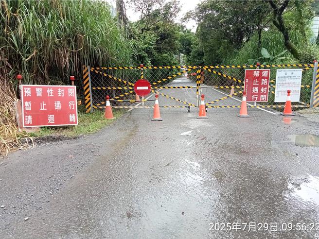 受0728豪雨影響，高雄市台20線臨93線勤和至復興0K至5K路段，於7月28日晚間10時進行預警性封閉，公路總局甲仙工務段於7月29日早上巡查並排除零星路況後，於上午10時解除封閉措施。（甲仙工務段提供／林雅惠高雄傳真）
