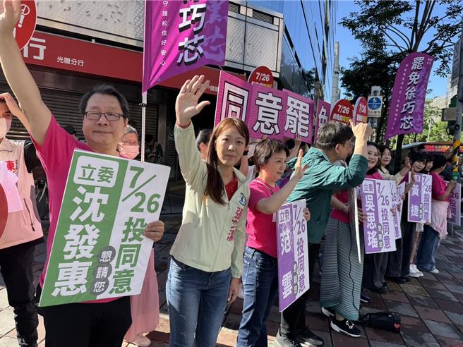 针对遭罢免徐巧芯公民团体质疑在过程中冷处理，民进党台北市议员张文洁表示，第二阶段后则都有协助将服务处作为连署点，团队志工们也在上下班尖峰站在路口、扫市场、宣讲，过程中的协助没有停过。（张文洁提供／丁上程台北传真）