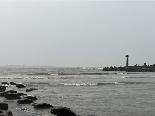 高雄市林园区东汕堤防高屏溪出海口，日前传出疑似溺水案件。（翻摄照片／洪靖宜高雄传真）