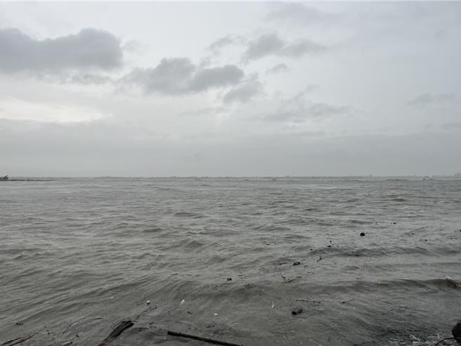 高雄市林园区东汕堤防高屏溪出海口，日前传出疑似溺水案件。（翻摄照片／洪靖宜高雄传真）