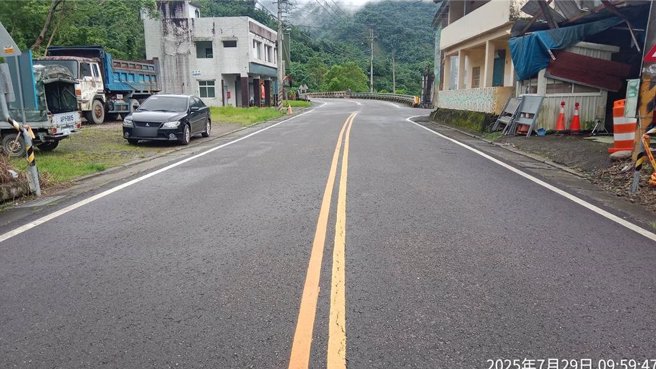 受到7月28日豪雨影响，台29临11线那玛夏至五里埔路段（0K至12K）于当日晚间10时起实施预警性封闭，公路局甲仙工务段于今（29）日早上完成巡查，并排除零星落石与路况异常后，经滚动检讨评估，已于上午10时解除预警性封闭，恢復正常通行。（甲仙工务段提供／林雅惠高雄传真）