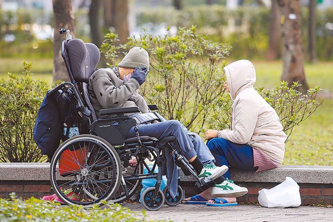 立法院2024年12月31日三讀通過就業服務法修正案，允許80歲以上及70至79歲癌症二期以上患者免經醫療專業評估（巴氏量表）即可聘僱。（報系資料照）