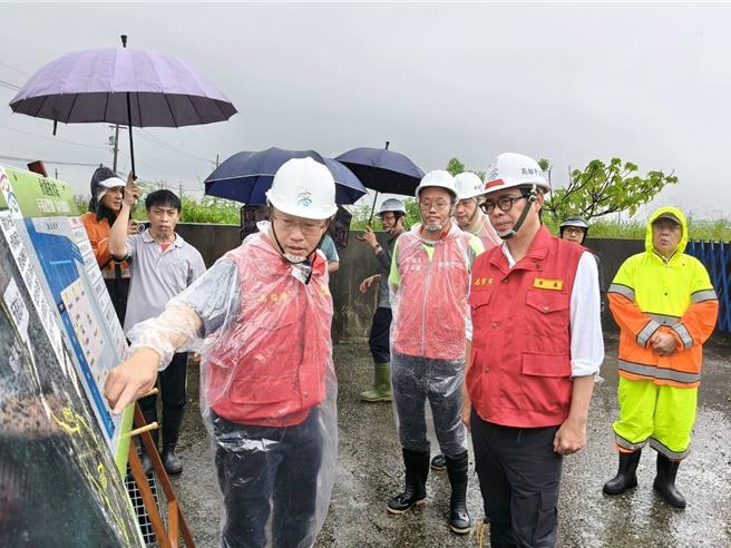 高雄市长陈其迈亲自率队督导防汛作业，他责成水利局须落实即时监控、按SOP操作抽排与滞洪系统，发挥最大减灾效益。（水利局提供）