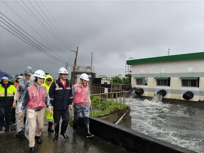 高雄市长陈其迈亲自率队督导防汛作业，他责成水利局须落实即时监控、按SOP操作抽排与滞洪系统，发挥最大减灾效益。（水利局提供）