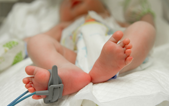 嬰兒染腸病毒出生4天亡，母產前曾發燒，疾管署：恐流行至8月底。（示意圖：shutterstock／達志）