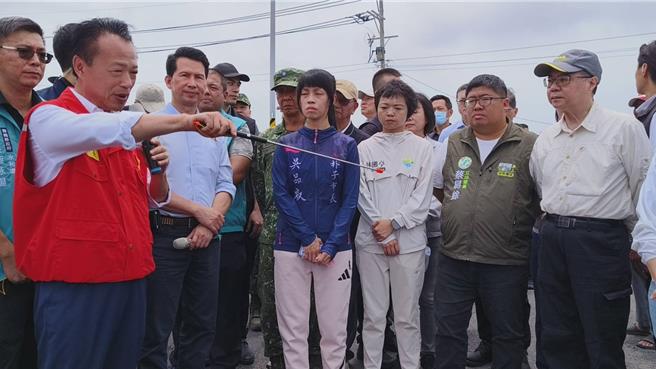 行政院長卓榮泰今日視察嘉義縣朴子荷苞嶼排水釀水患災況，縣長翁章梁爭取加高護岸及滯洪池。（廖素慧攝）