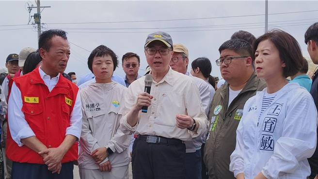 卓榮泰今日視察嘉義縣朴子荷苞嶼排水釀水患災況，力推6年1000億元治水計畫盼立委支持。（廖素慧攝）