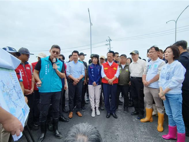 卓榮泰今日視察嘉義縣朴子荷苞嶼排水釀水患災況，聽取縣府簡報。（廖素慧攝）