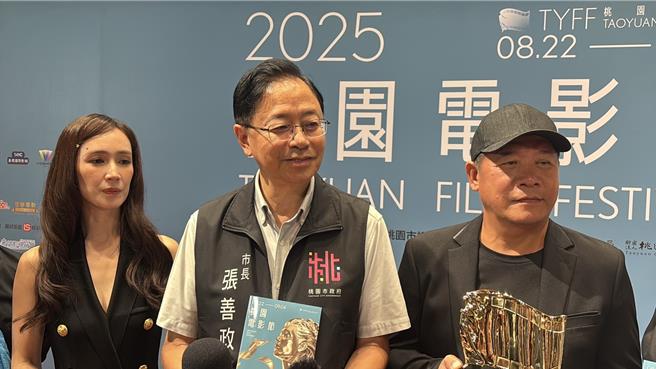 桃園市長張善政29日針對臉書粉專「我是中壢人」發布錯誤財政訊息嚴正駁斥，強調市府僅超徵9億元，已報警處理，呼籲民眾勿被假消息誤導。（姜霏攝）