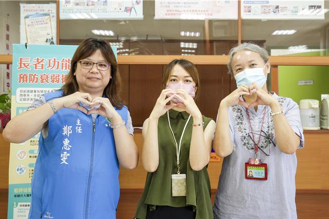 西湖乡日前举办桌球赛时，一名65岁男选手突昏倒并心跳骤停，所幸现场林姓（右一）及陈姓护理师（右二）迅速施予AED电击与CPR，成功救回一命，展现急救链关键时效的重要性。（吕丽甄摄）