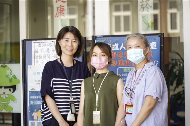 黄姓护理师（左一）表示，去年公所排球赛时，一名近80岁裁判在厕所内昏倒、抽搐，所幸同仁即时发现并通报，与消防人员合力施以CPR与AED急救，成功让患者恢復心跳与意识。（吕丽甄摄）