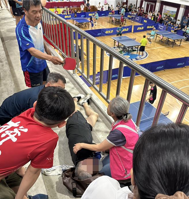 西湖乡日前举办桌球赛时，一名65岁男选手突昏倒并心跳骤停，所幸现场卫生所护理师迅速施予AED电击与CPR，成功救回一命。（西湖乡公所提供／吕丽甄苗栗传真）