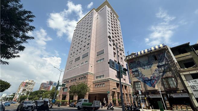 高雄老字號麗尊酒店近年不敵新品牌競爭，營運狀況不如預期，近期被建商收購。（柯宗緯攝）